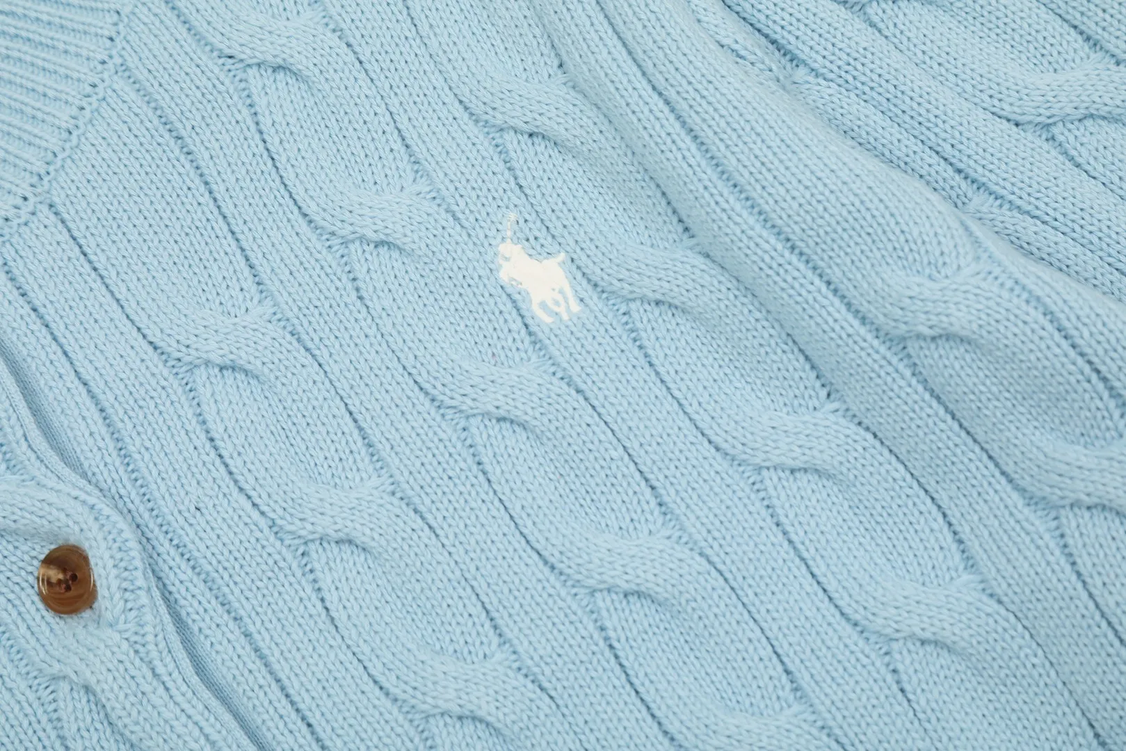 🅿️230 "Top quality" Style number: DS006# [Ralph Lauren round neck solid color pony embroidered logo twist knitted cardigan] ✅Ralph Lauren classic basic versatile knitted cardigan jacket for all seasons ✅Main supplier platform live broadcast Wholesale entity Replacement if out of stock No removal from shelves ✅ZP quality 1:1 version Scan code to enter the GF website Counter quality ✅Detailed quality The only one in Guangzhou Imported quality cotton yarn Focusing on high-end, cost-effective, and good quality. Needless to say, the version is restored to the original version. The maximum size can be worn up to 160 pounds. Loose, comfortable and stress-free. ✅The upper body is simple and easy to match. A must-have for goddess ootd. Good-looking clothes are never picky. A must-have in the goddess’ wardrobe. Size: S-XL. Color: Black, navy, off-white, gray, light blue, light pink, colorful blue, khaki, bright yellow, purple, Chinese red, turquoise green.